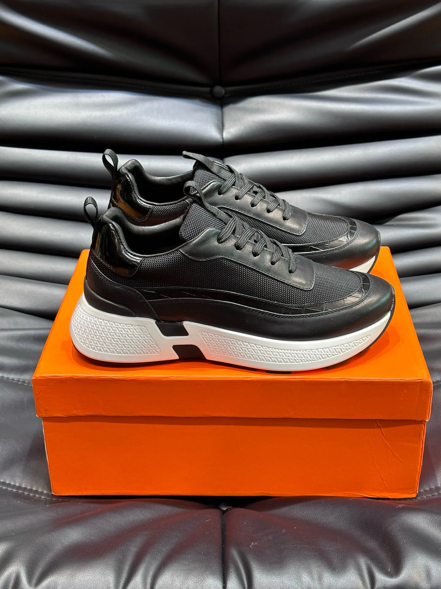 Factory price: 540💰HERMES/Hermes Hugo thick-soled sneakers are casual men's shoes. These sneakers are made of imported first-layer cowhide leather and breathable mesh design. The contrasting color design creates a dynamic and modern shape. The front end of the toe is decorated with natural-color rubber inlays. The style is novel and fashionable. The texture is incomparable, with cowhide lining and cowhide foot pads, the upper foot is comfortable and breathable, and the rubber sole is decorated with geometric patterns and iconic "H" details. A very personal one! Size: 39-44 (customized at 38.45)